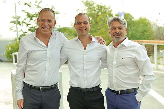 כנס מחוז מרכז מנורה מבטחים, מימין: מישל פרז, מיכאל קלמן, עמוס רוקח. צילום: פביאן קולדורף